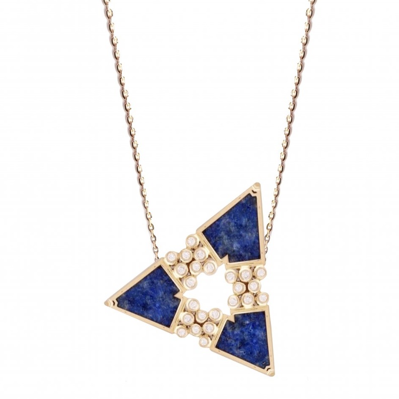  قلادة على شكل هندسي مصاغة من الذهب المزدان بالماسات واللازورد من مجوهرات أروى