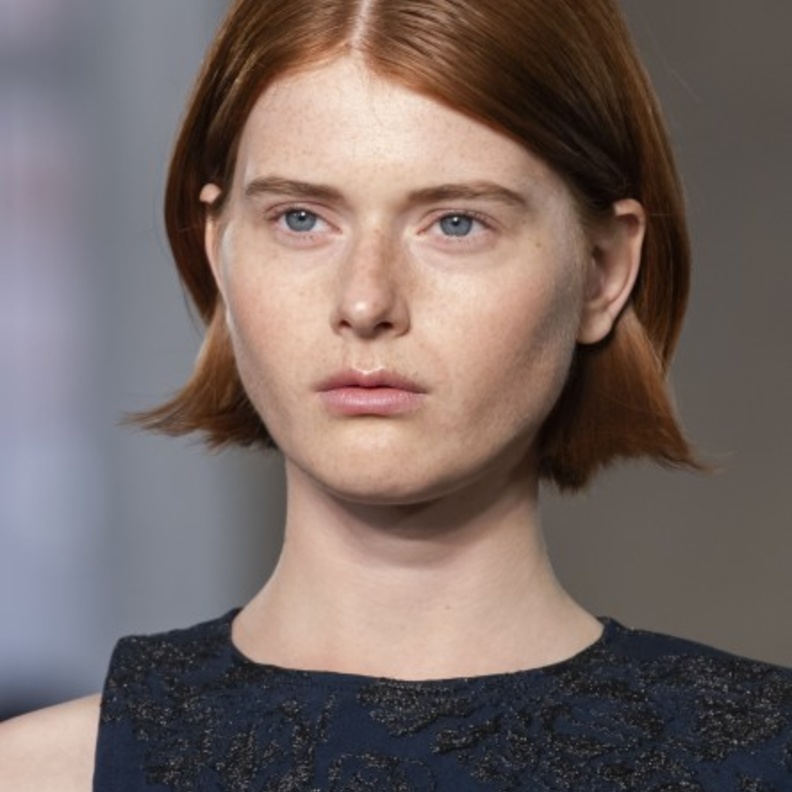 تسريحة شعر قصيرة بأسلوب toga