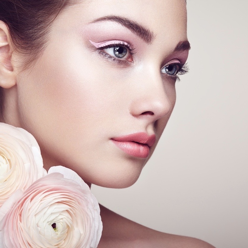 اتبعي هذه الخطوات للحصول على مكياج وردي ناعم مناسب لفصل الصيف