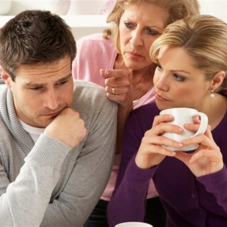 كيفية الحفاظ على الزواج من تدخلات الاهل - حل الخلافات بين الزوجين بعيدا عن الاهل