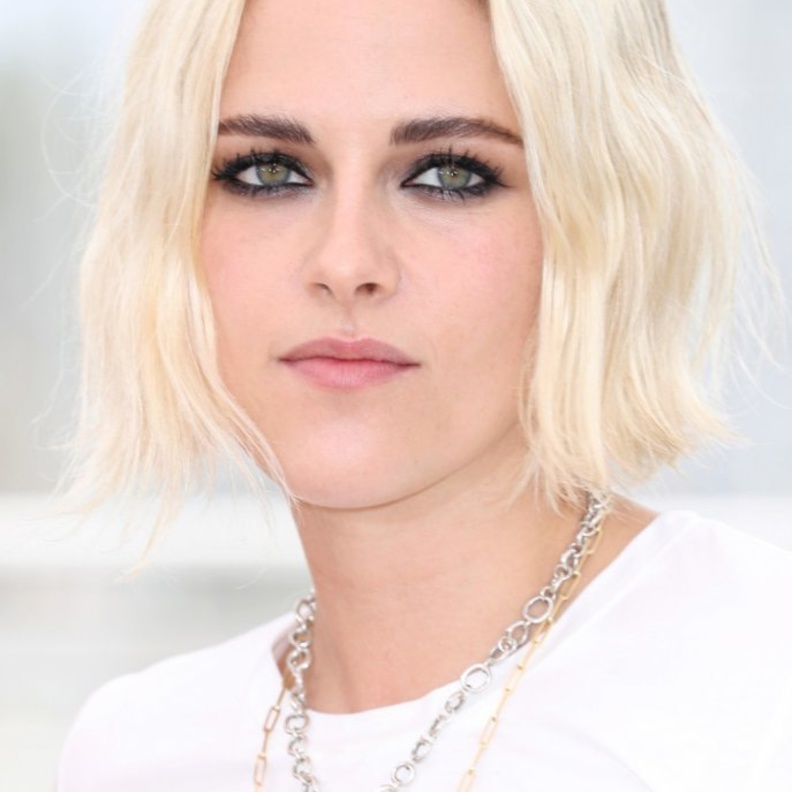 اجمل اطلالات كريستين ستيوارت الجمالية برسمات المكياج الداكن