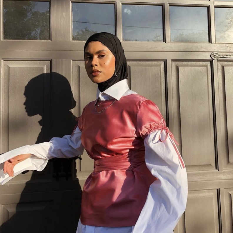 القميص الأبيض باسلوب مينيمالي