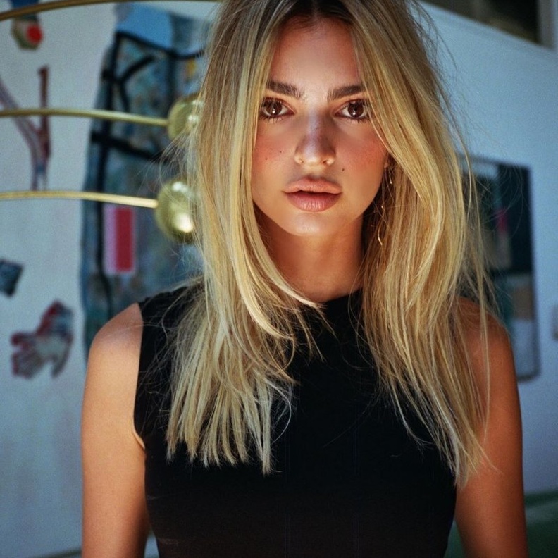 تركت إميلي راتاجكوسكي جذور شعرها الداكنة 