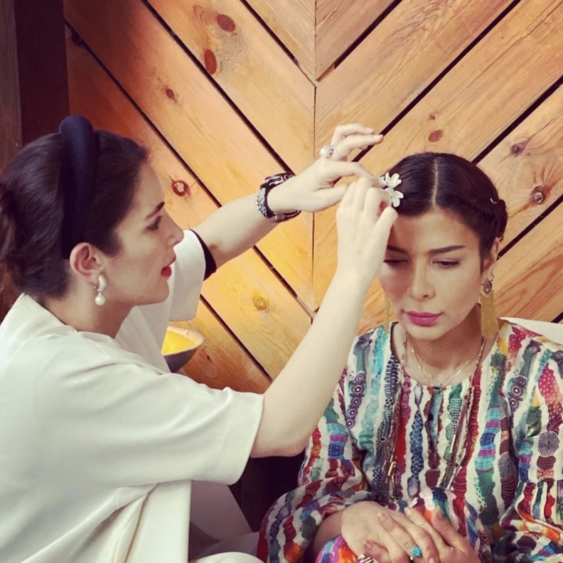 أصالة تهدي ابنتها شام أجمل الكلمات وهي تزين شعرها بالياسمين