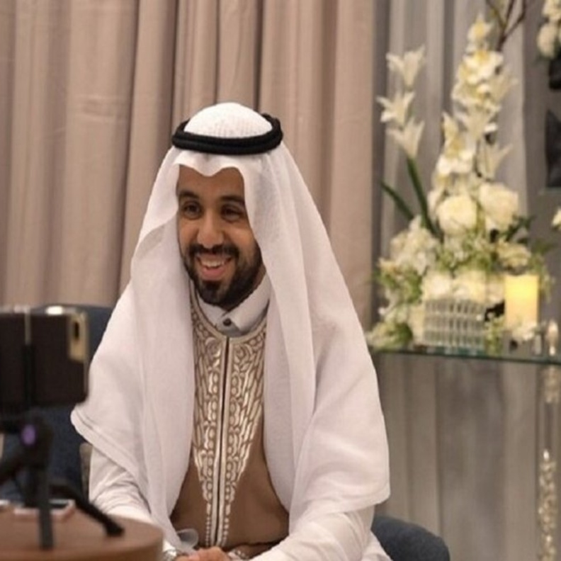  العريس السعودي عبد الرحمن عبد الوهاب اثناء استقباله التهاني عبر انستغرام