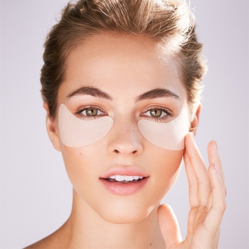 الكمادات تخفف من مظهر الهالات الداكنة