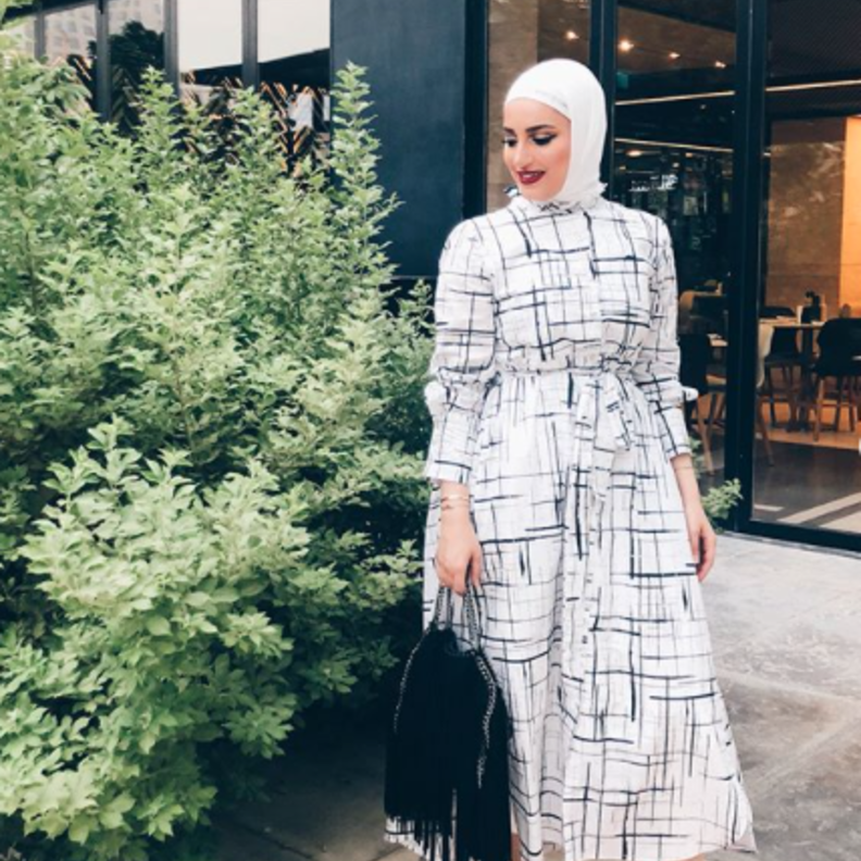 أسلوب دلال الدوب بالفستان بقصة القميص مع الحذاء الكاجوال باللون الأحمر