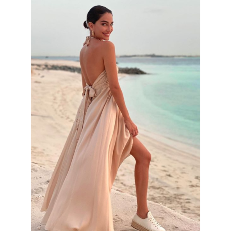 اختارت جيسيكا قهواتي فستان صيفي معرق