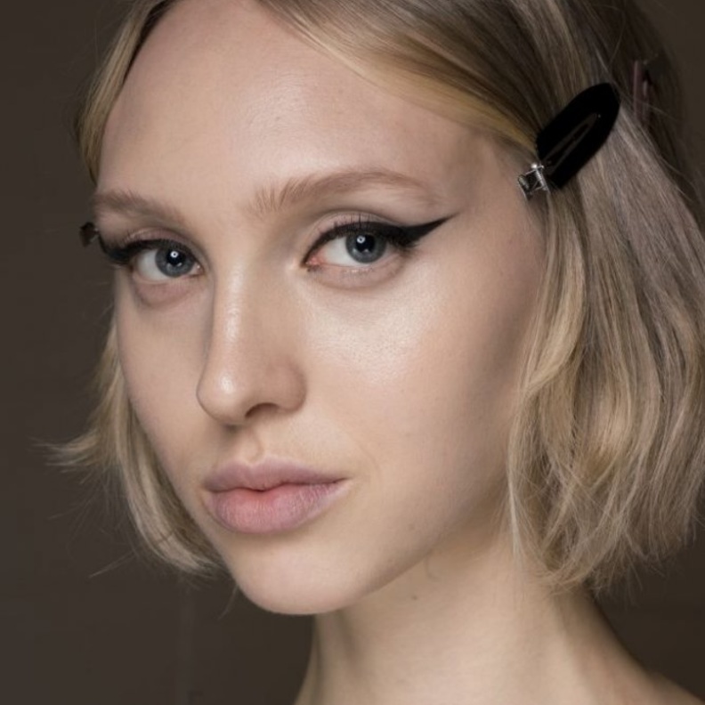 طرق رسم الايلاينر لتوسيع سحبة العينين المبطنة من Marc Jacobs