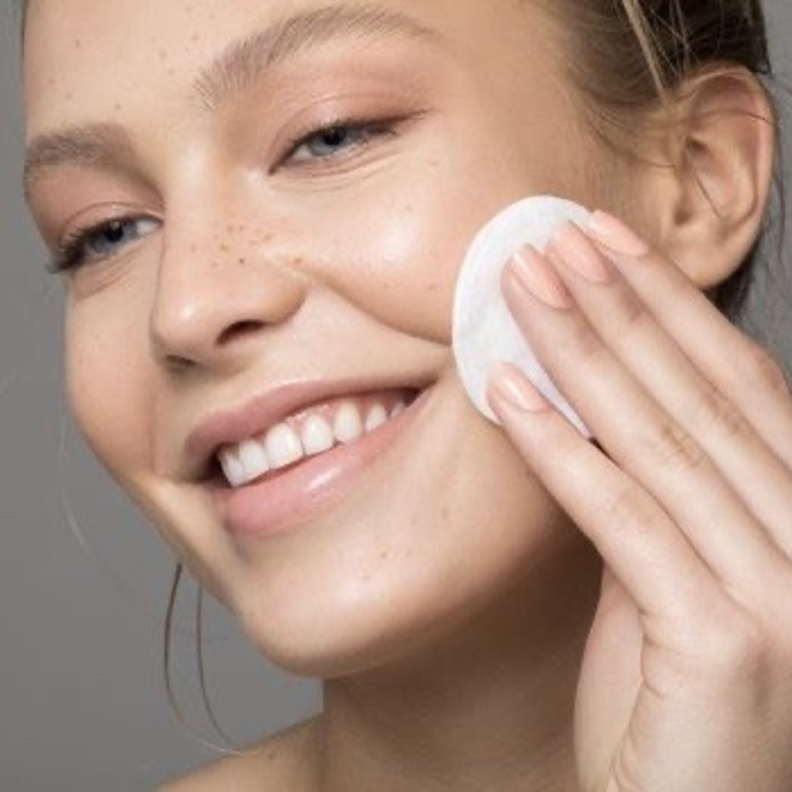 التونر يساعد على ترطيب البشرة والتخلص من الافرازات الدهنية