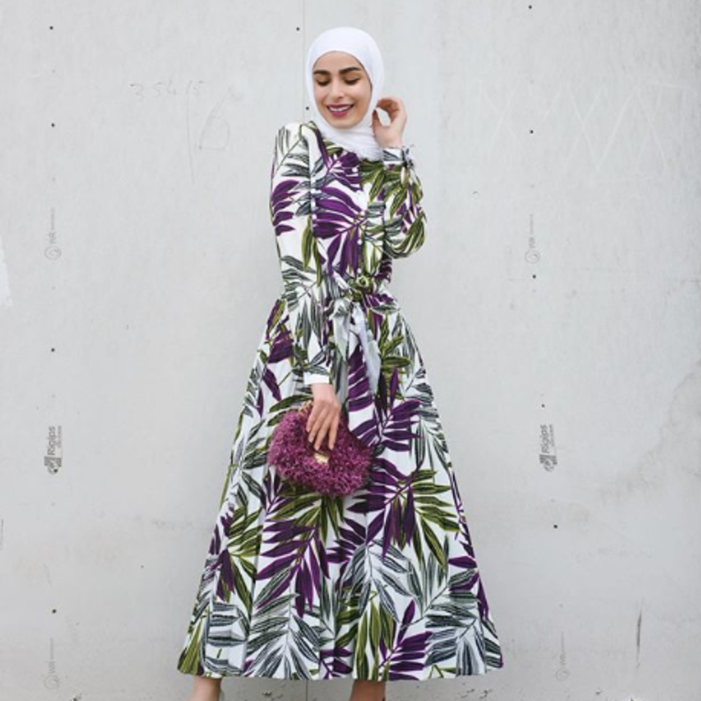 اختارت سمر شاكر فستان بطبعة الأشجار بمزيج جذاب من الألوان مع الحذاء الأبيض والحقيبة اللماعة