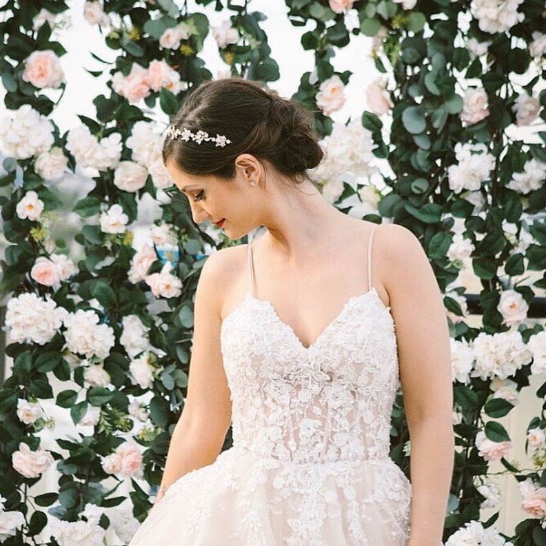 تسريحات عرايس مرفوعة ناعمة