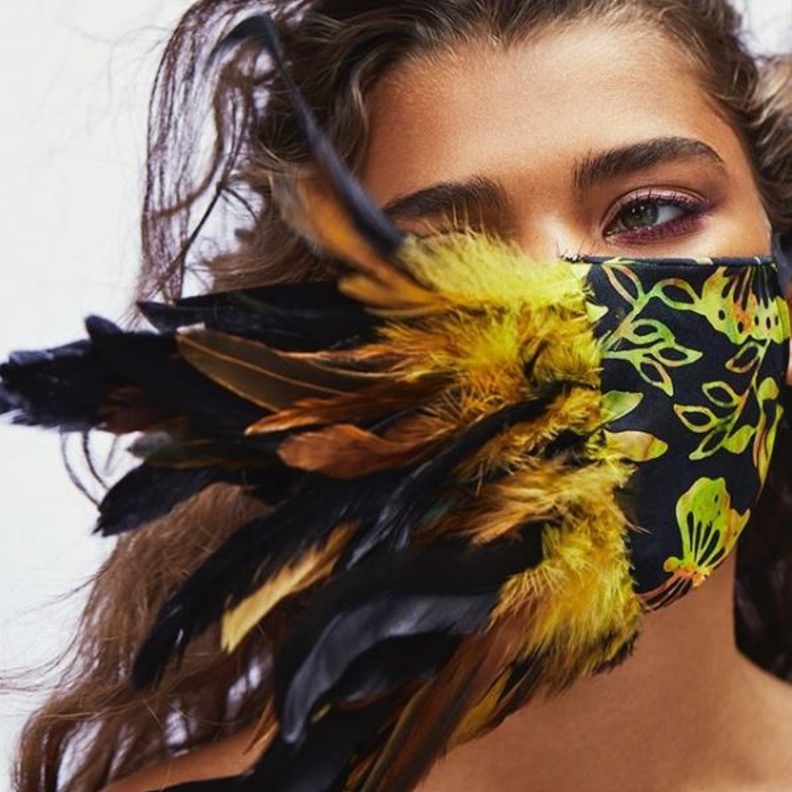  قناع مع الريش الذي يزيّن جزءاً من القناع