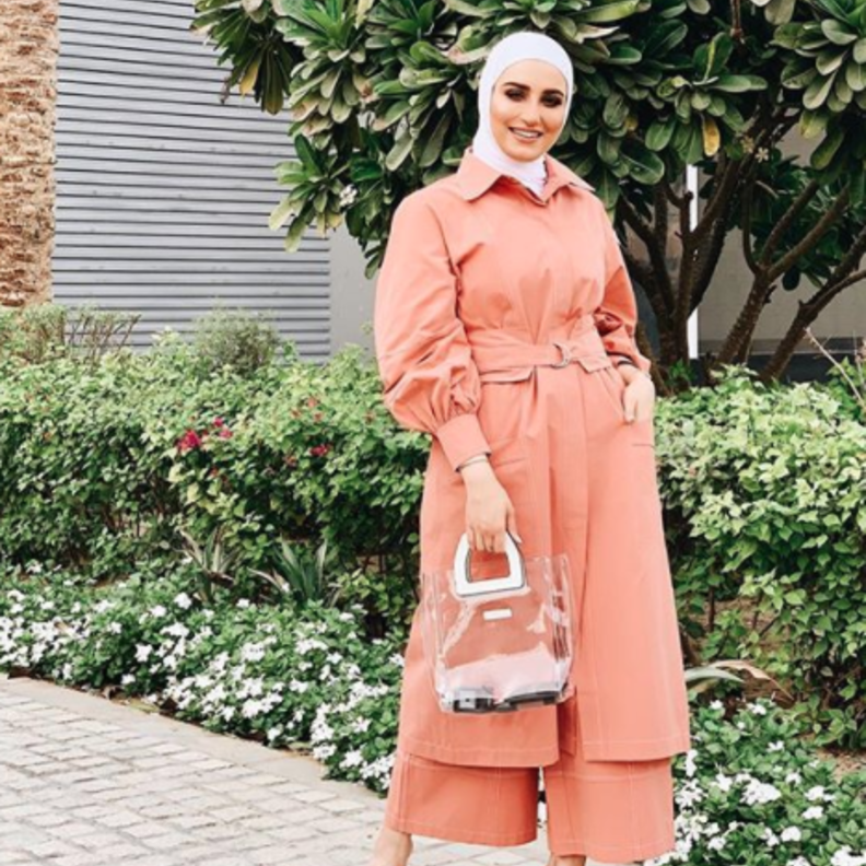  دلال الدوب في لوك أنيق باللون التفاحي