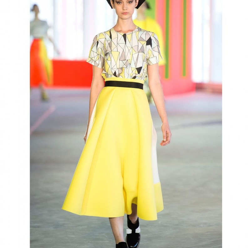 اخفاء الارداف بالملابس الملونة كتنانير Roksanda