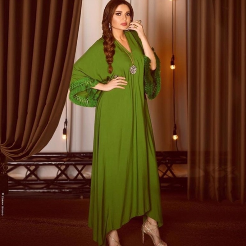  اختارت سيرين عبد النور القفطان الواسع باللون الاخضر