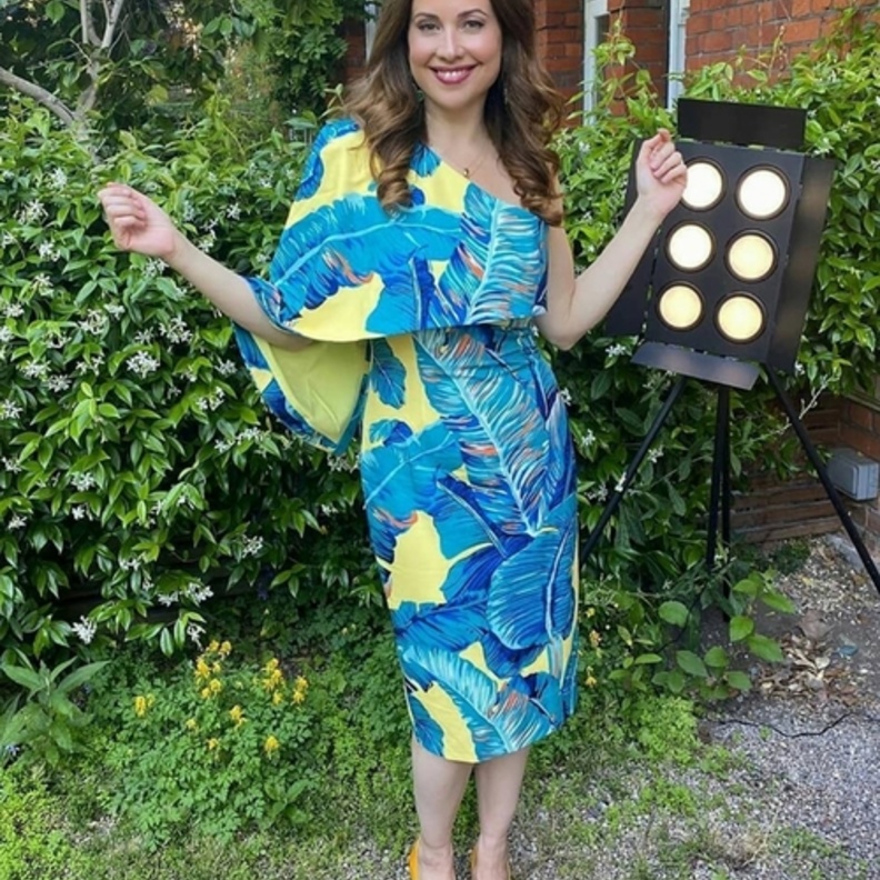 اطلالات النجمات العرب بأسلوب ريا أبي راشد مع الفستان الصيفي والهندسي