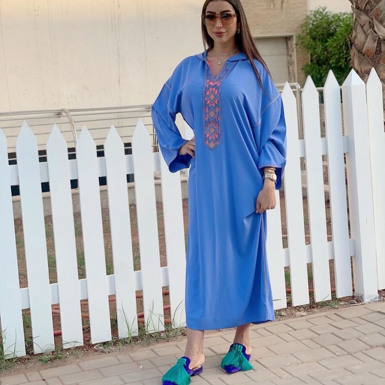 موديلات جلابيات مغربية واسعة باللون الازرق مستوحاة من اطلالات دنيا بطمة