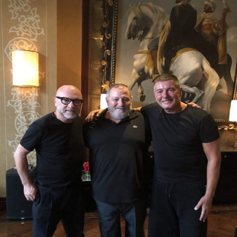 المصممان ستيفانو غابانا ودومينيكو دولتشي يتوسطهما الزميل عدنان الكاتب 