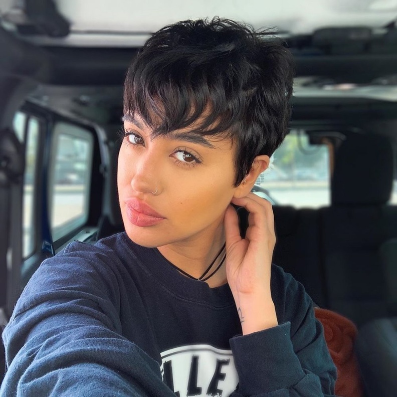 تسريحة شعر صبيانية بأسلوب نينا عبد الملك