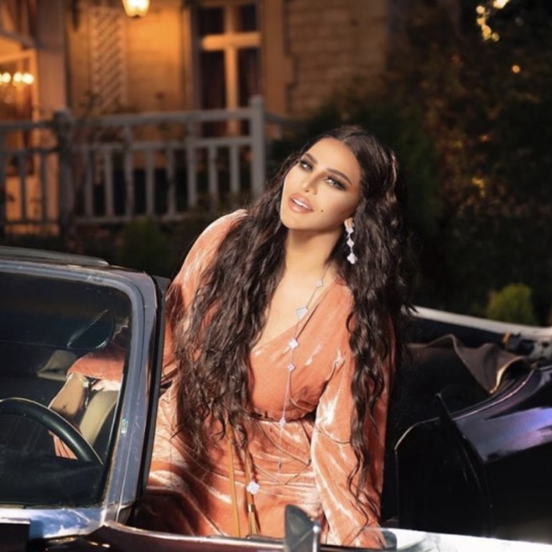 أحلام تطل على متابعيها بمجموعة صور جديدة مزينة بروح الصيف