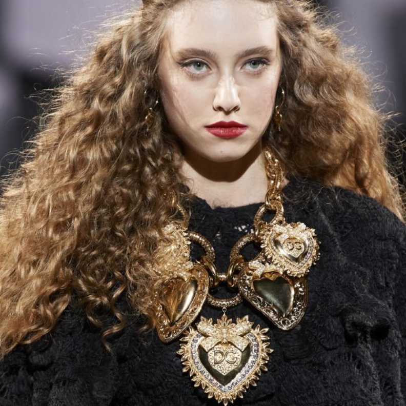 تسريحات شعر يومية سهلة للشعر المجعد والطويل من Dolce&Gabbana