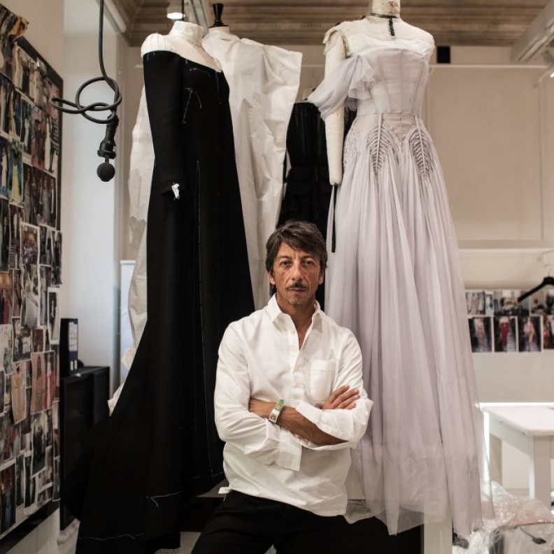 اعلن المدير الإبداعي للدار إقامة عرضين الأول في 8 يوليو والثاني في يوم 21 يوليو