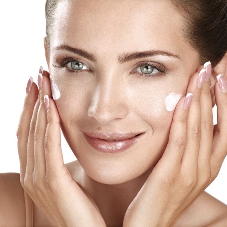 ابدئي نهارك بوضع واقي الشمس لحماية مكياجك من الطقس الحار