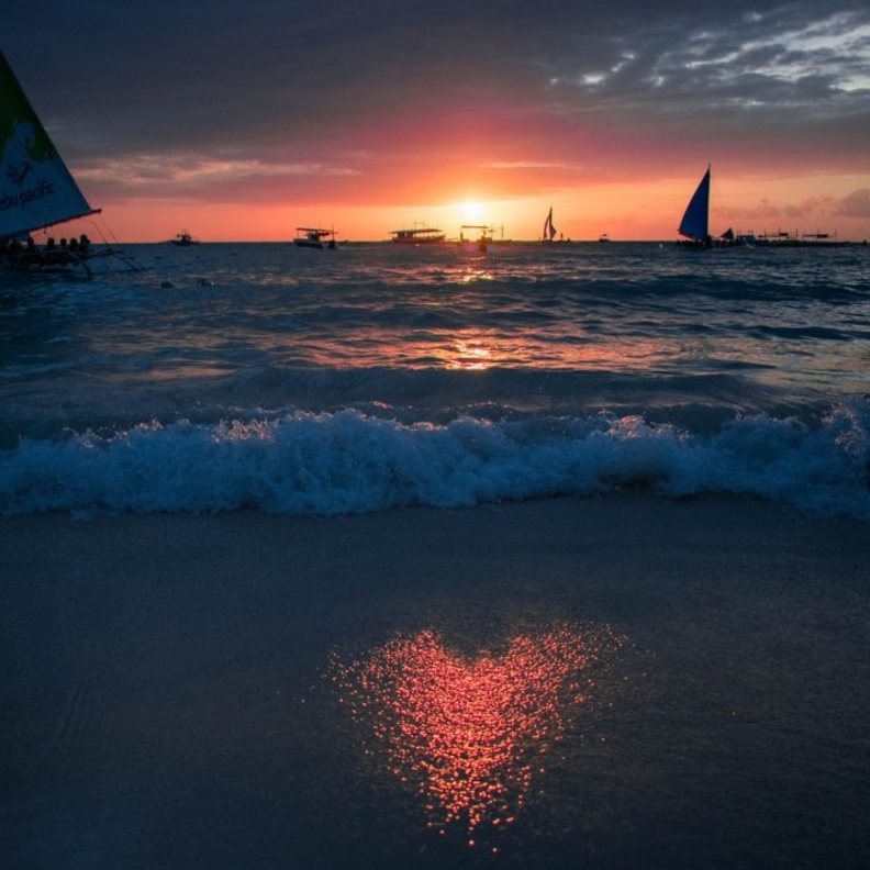 الشاطئ الأبيض White Beach، جزيرة بوراكاي بواسطة Wabi Jayme