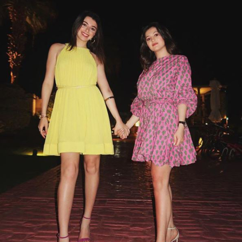 أطلت ماريتا بفستان قصير أصفر فيما إختارت دانا فستاناً بطبعة الورود وبأكمام طويلة