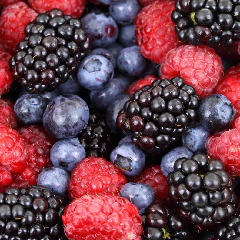 الفواكه الحمراء غنية بالفيتامين "سي"