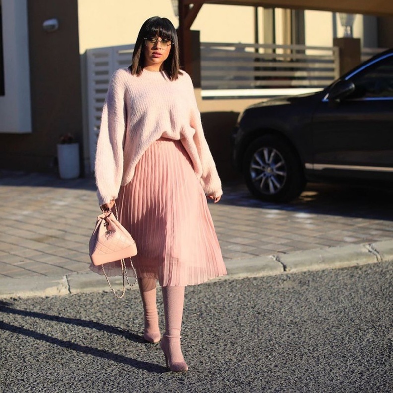  اطلالات احادية بدرجات الوردي من فرح الهادي