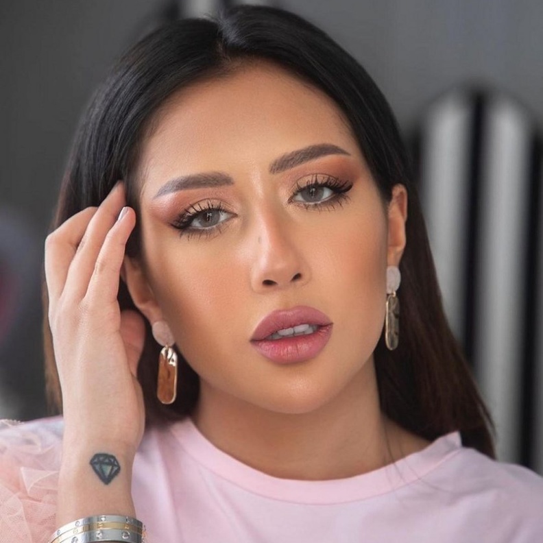 فرح الهادي تشتري سيارة فارهة