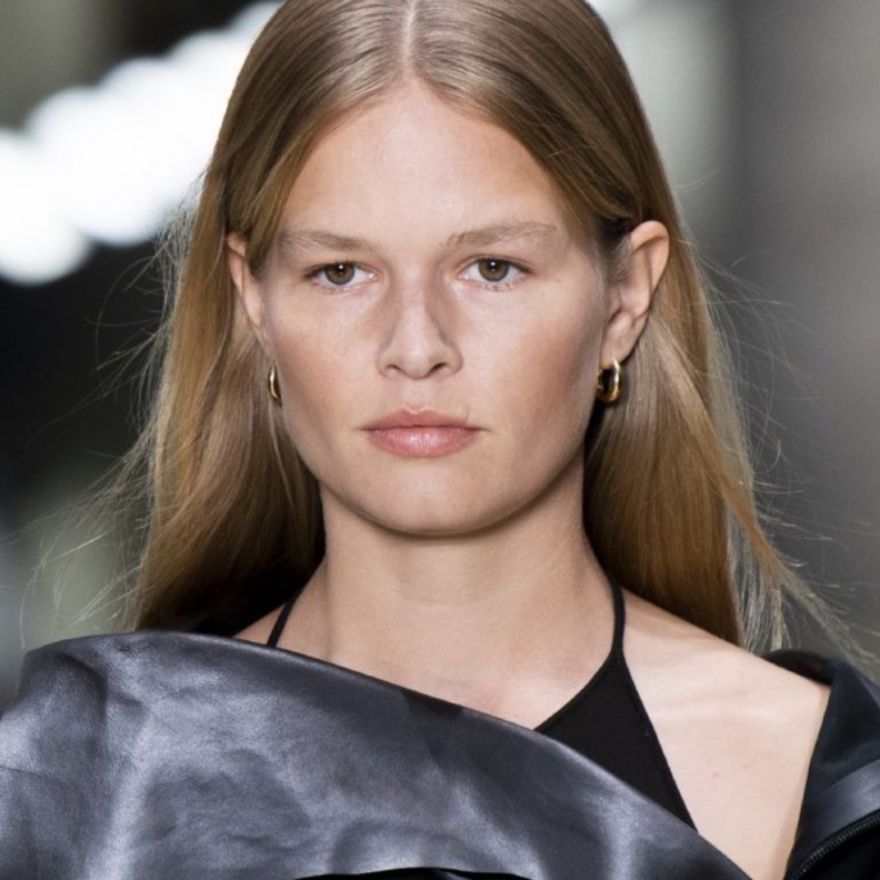 احدث الوان صبغات شعر فاتحة للبشرة القمحية 2020 من Bottega Veneta