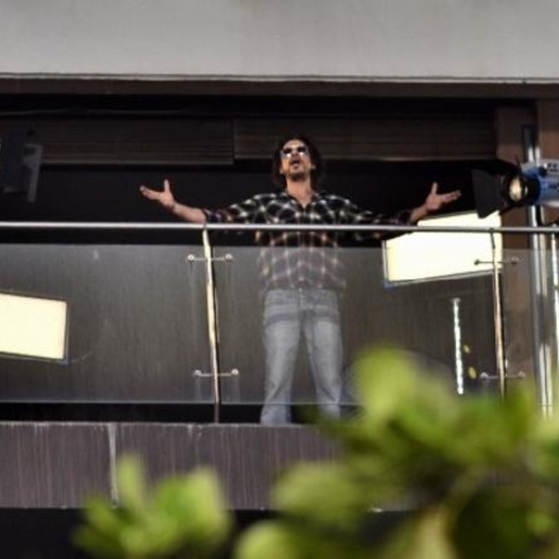 شاروخان Shah Rukh Khan بدأ في تصوير مشروع فني جديد من منزله