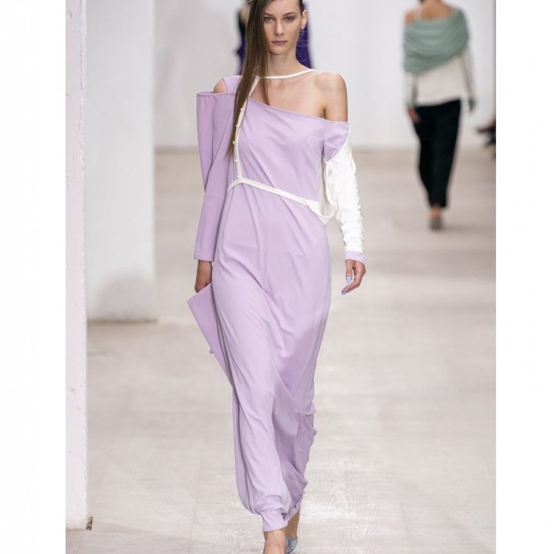 الوان الملابس البنفسجية المناسبة للبشرة الحنطية من Stella McCartney