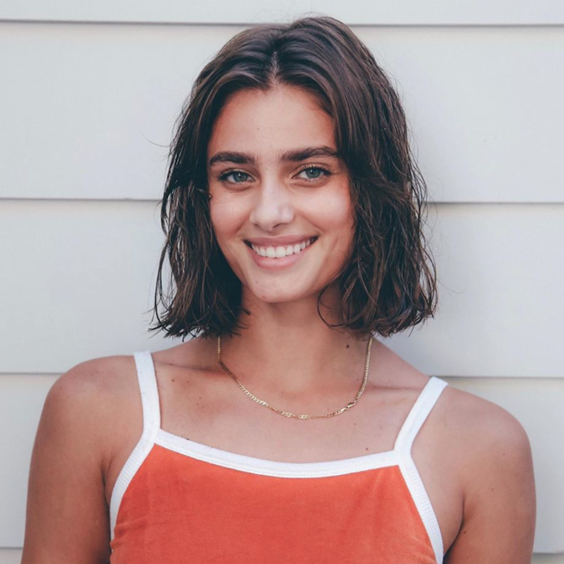 تايلور هيل بالشعر القصير