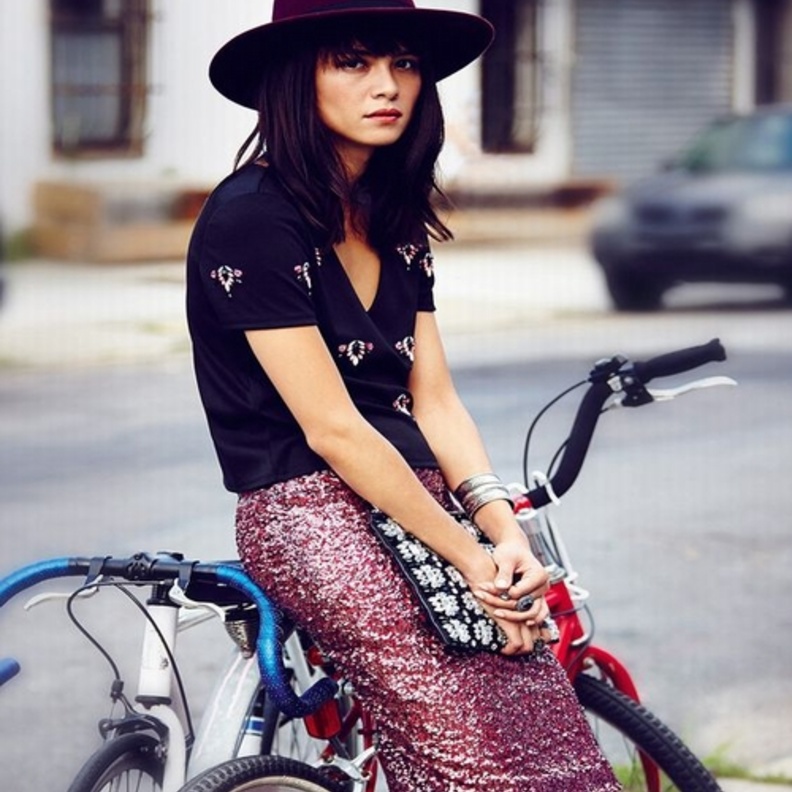  تنورة براقة ضيقة مع التيشرت الجذاب والقبعة الأنيقة باطلالة مميزة وشبابية