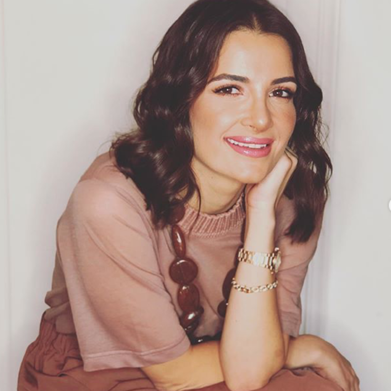 ألوان متناغمة وجذابة اختارتها شام الذهبي باطلالة أنيقة وراقية