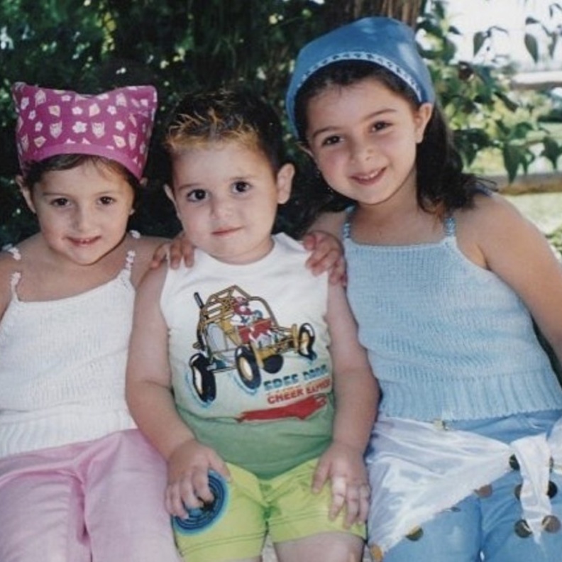 نشرت ماريتا الحلاني صورة لطيفة من طفولتها برفقة الوليد ودانا الحلاني