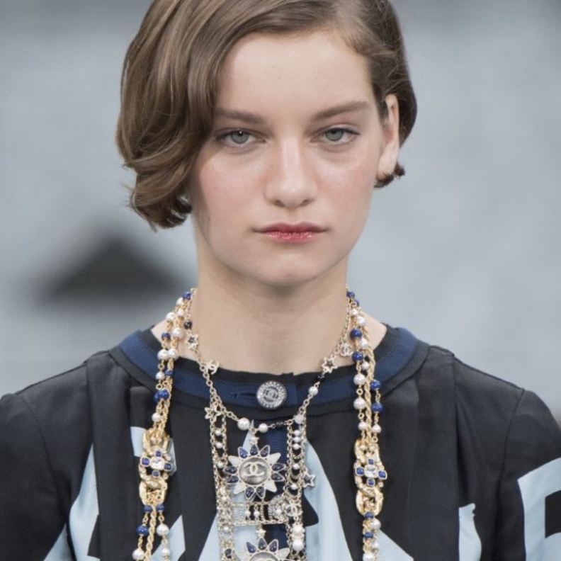 موديلات السلاسل الطويلة مع الخرز من Chanel
