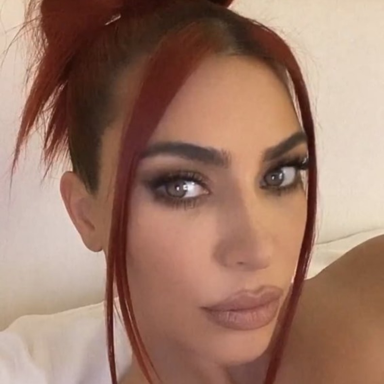 كيم كارداشيان تتبع صيحة الشعر الملون