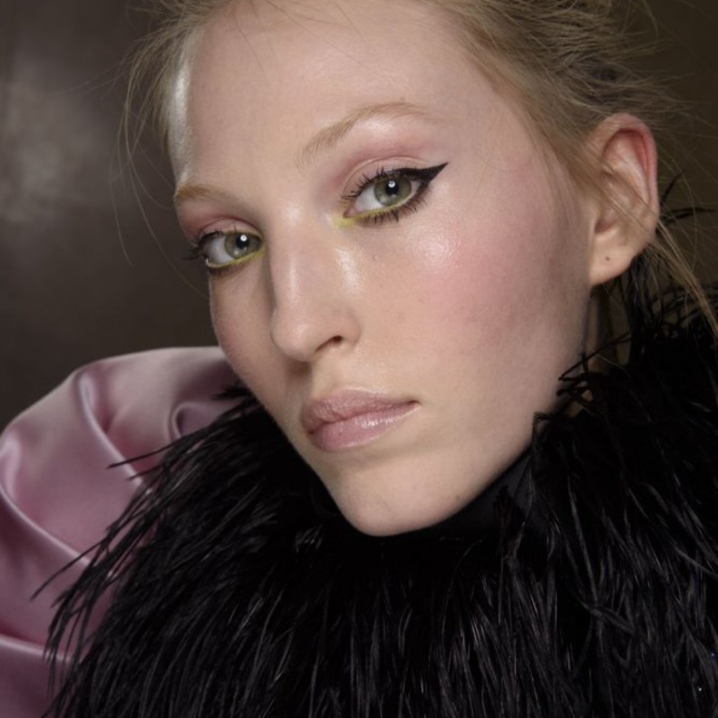 طريقة رسم الايلاينر العريض لتوسيع العيون الصغيرة من دار Richard Quinn