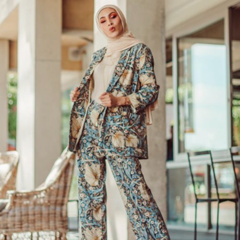 البدلة الصيفية الأنيقة بنقشة الورود بأسلوب جذاب على طريقة نبيلة كريم