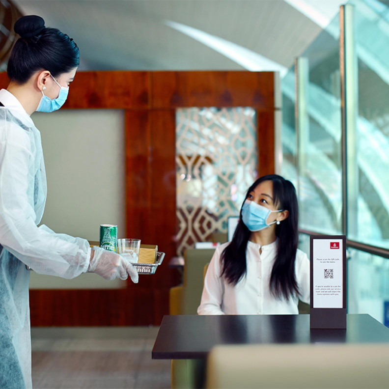 طيران الإمارات تستأنف تقديم الخدمات الأرضية المتميزة لركاب الأولى ورجال الأعمال