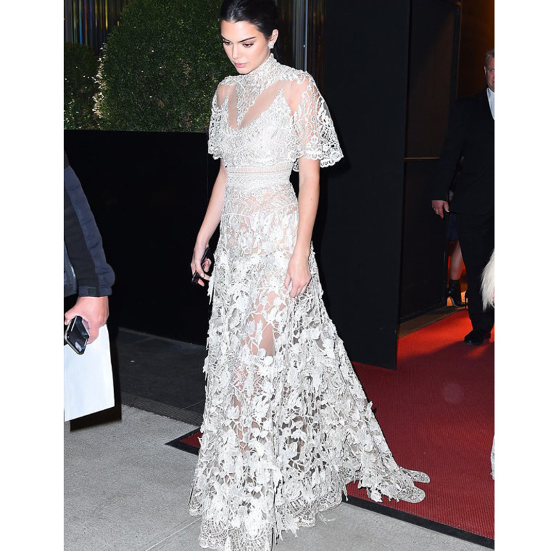 كندل جينير بإطلالة ساحرة باللون الأبيض من تصميم ايلي صعب