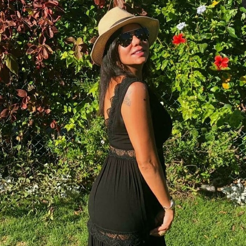  طرق تنسيق الشابوه الكاجوال مستوحى من اطلالات رانيا يوسف في اجازتها الصيفية