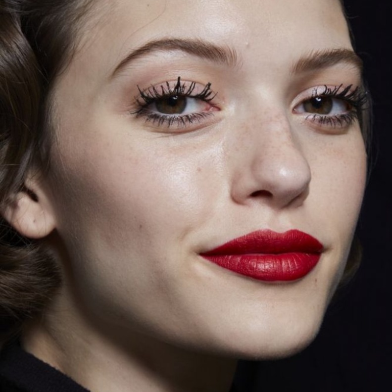 طريقة توسيع العيون المبطنة باستخدام الماسكارا من Lanvin