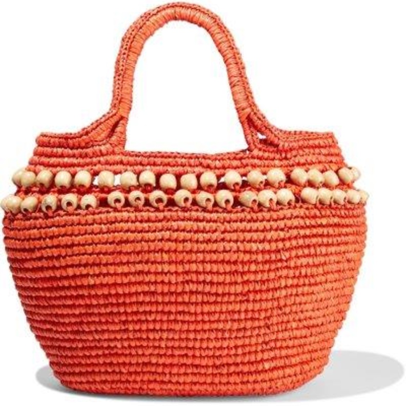 اكتشفي أجمل الأزياء المحتشمة لعطلتكِ المحلية على موقع THE OUTNET