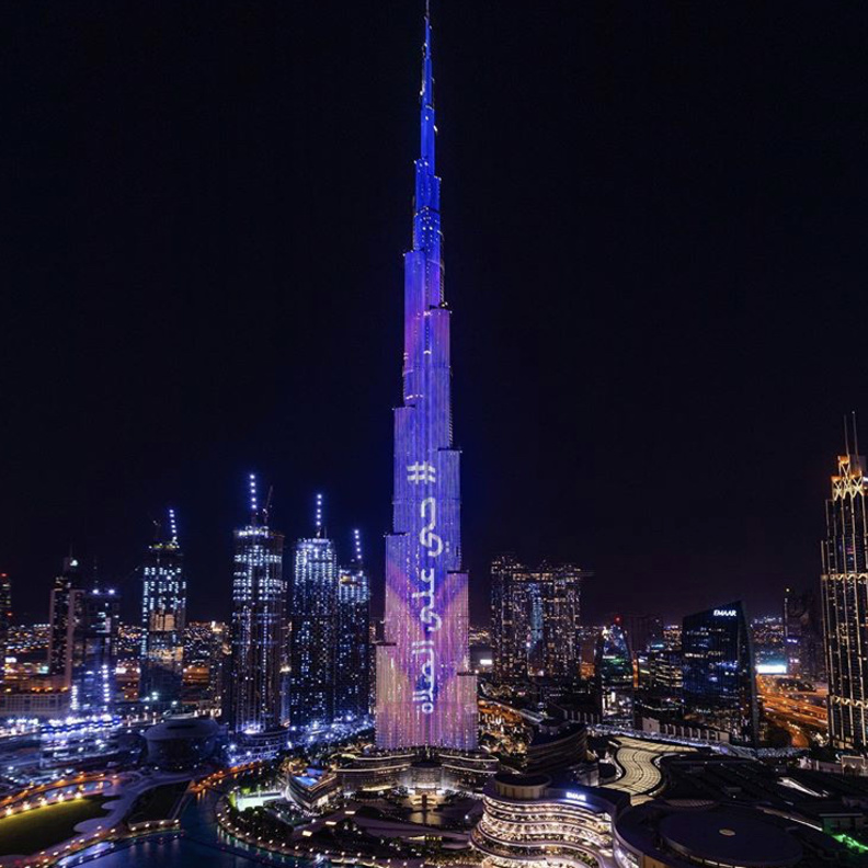 برج خليفة يتألق بعبارة "حي على الصلاة" إبان إعادة فتح المساجد في دبي